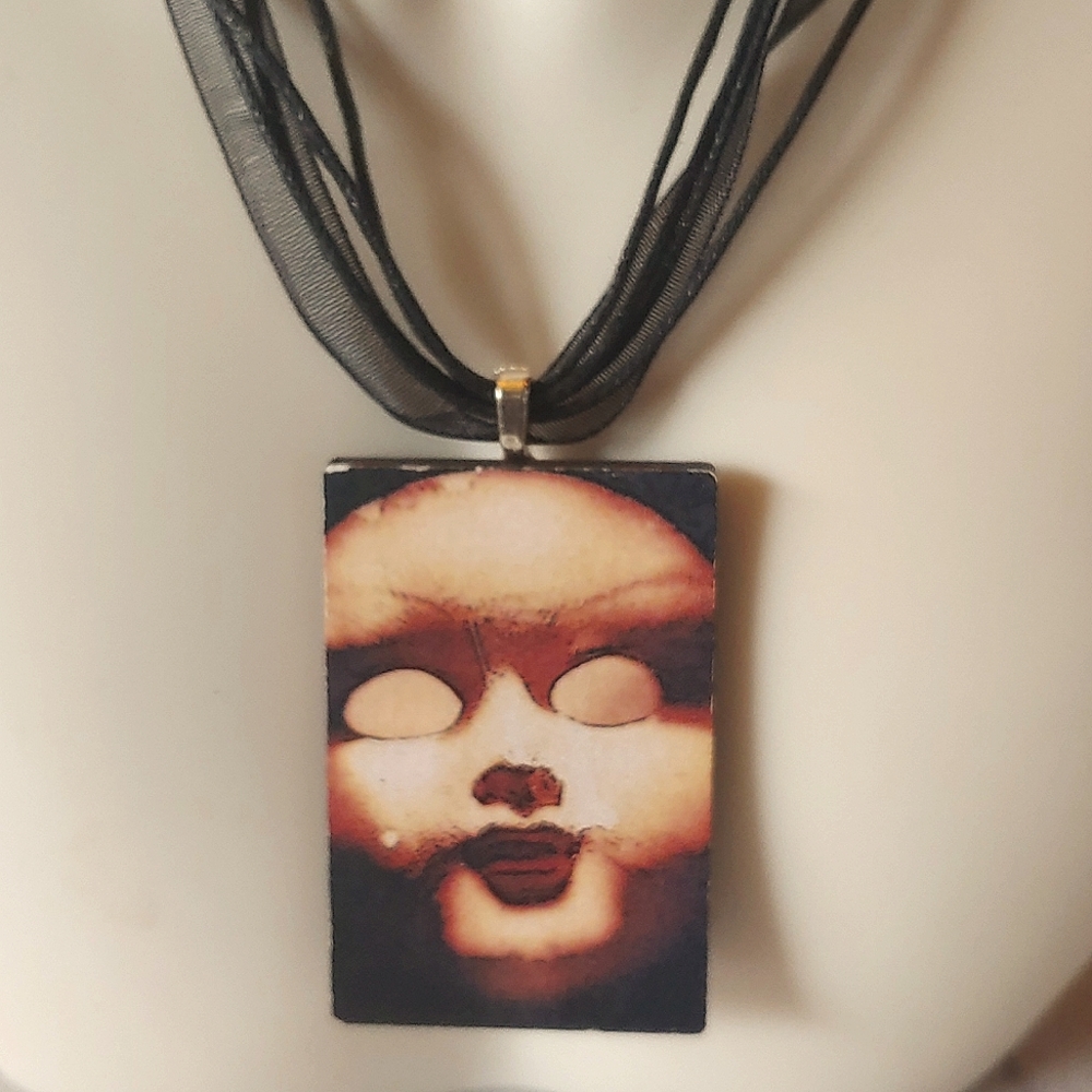 Vacant Eyed Doll Necklace